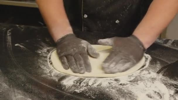 Senior profesionální italská restaurace kuchař pracuje, tvarování floured těsto na pizzu. Zkušený vařič pizzy s použitím tradičního receptu. — Stock video