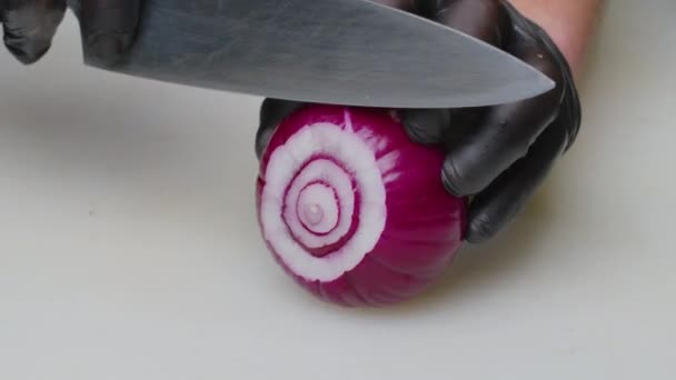 Chef snijdt groente met keukenmes. Close-up. — Stockvideo