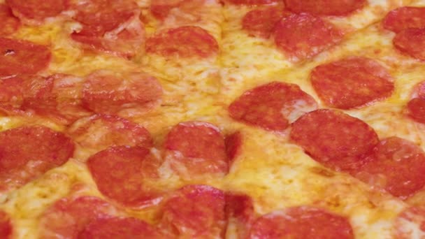Close up van chef-kok verspreidt tomatensaus op Pizza Dough met een metalen ladder in de traditionele Italiaanse Pizza. — Stockvideo