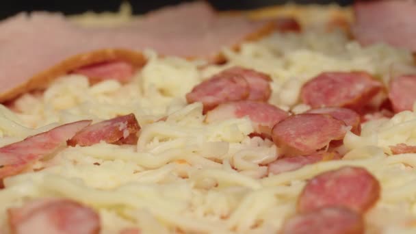 Vista de cerca de un hombre chef cocinar pizza italiana. El proceso de hacer pizza en la mesa. Masa fresca en la mesa de cocina. Cocinar en casa durante el período de aislamiento, pandemia 2021. Quédate en casa concepto. — Vídeos de Stock