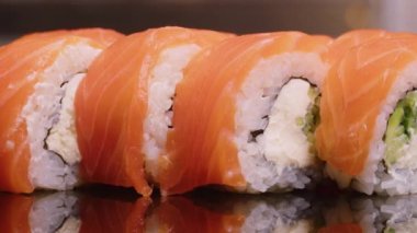 Geleneksel Japon yemekleri. Yakın plan. sanat restoranda hizmet veriyor..