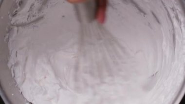 Karıştırıcıyla çırpılmış beyaz krema..