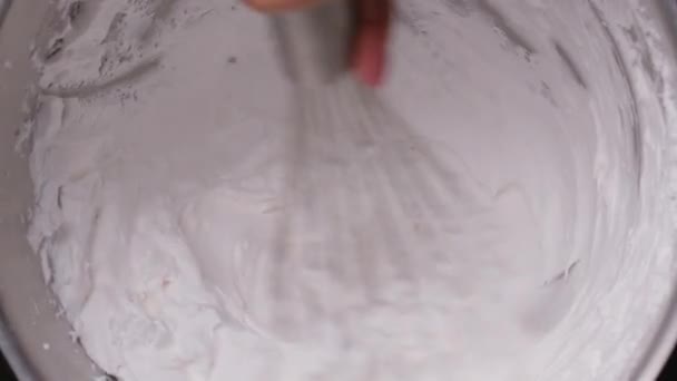 Witte slagroom met mixer. — Stockvideo