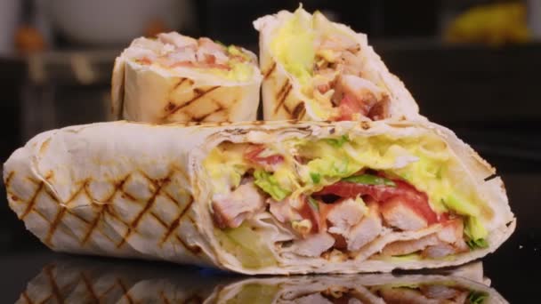 Shawarma o kebab donatore. Primo piano. — Video Stock