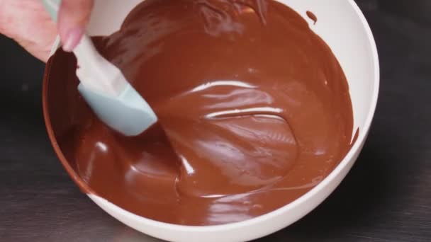 Close-up roeren chocolade met metalen gebak lepel, warm gesmolten vloeibare chocolade. Handgemaakte chocolade dessert en snoepjes koken. Suikerwerk. — Stockvideo