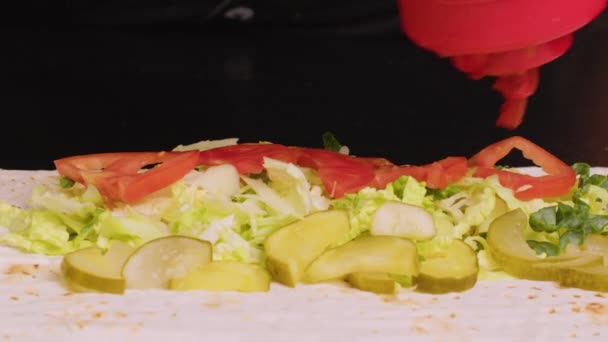Chef profissional está fazendo shawarma no café fast food, close-up. — Vídeo de Stock