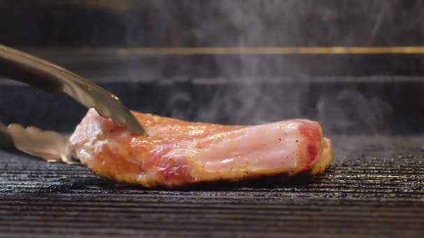 Filet de porc grillé isolé et rôti de surlonge avec rayures Filet de porc au mouvement lent. — Video