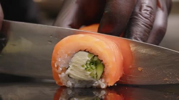 Sushi Chef Shices sushi na sushi baru. Sushi-man krájí japonským nožem. Připravuju sushi nigiri rybu. Japonská kuchyně recepty. — Stock video