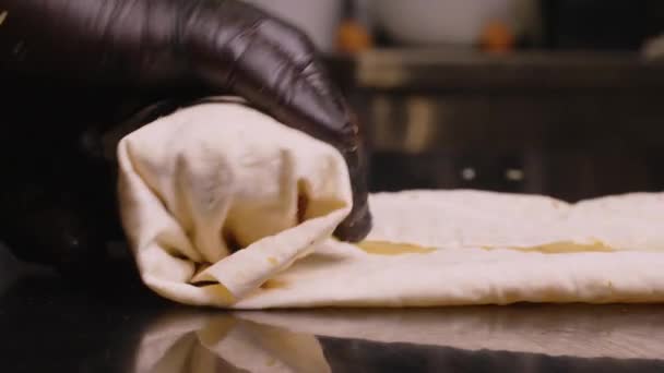 Bucătarul profesionist face shawarma la cafeneaua fast-food, aproape. El finisează și înfășoară rola . — Videoclip de stoc