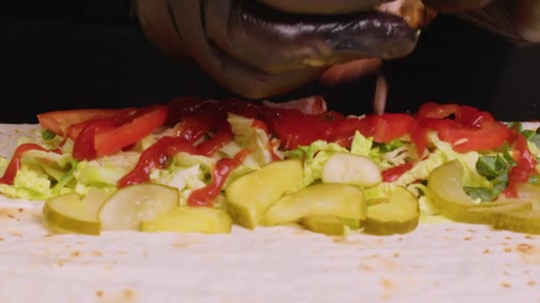 Chef profissional está fazendo shawarma no café fast food, close-up. — Vídeo de Stock