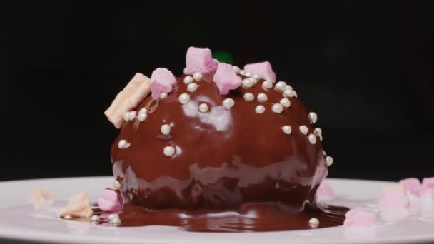 Vitrage coule sur le gâteau au chocolat glacé cake. — Video