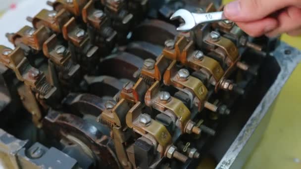 Een close-up. Elektriciens handen testen stroom elektrisch in het bedieningspaneel. Elektricien ingenieur werk tester meetspanning en stroom van de macht elektrische lijn in electische kast controle. — Stockvideo