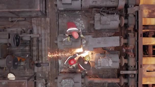 顶部视图。铁道车厂工人站着加工具有光亮火花的金属结构.辛苦了后视镜在工业设施内。工业讲习班. — 图库视频影像