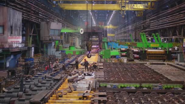 Továrna na výrobu těžké oceli. Zařízení pro výstavbu produktů přepravy ropy, plynu a paliva. Letecký pohled. — Stock video