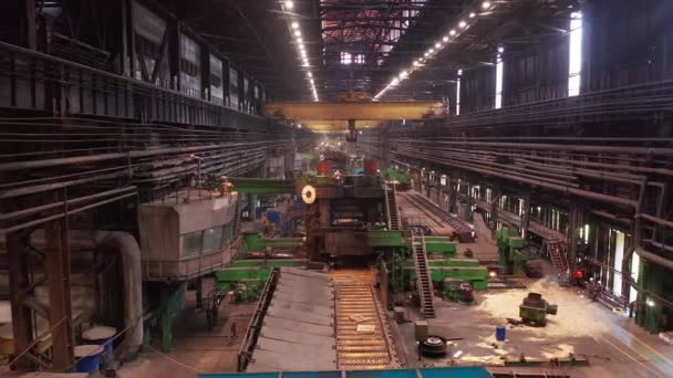 Fotocamera in volo all'interno della fabbrica. Laminazione dei metalli in produzione, movimentazione su nastro di metallo caldo, processo di produzione in un impianto di laminazione dei metalli. — Video Stock