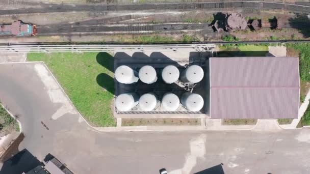 Production d'énergie renouvelable à partir d'hydrogène - hydrogène gazeux pour l'électricité propre installation solaire et éolienne. Vue aérienne. — Video