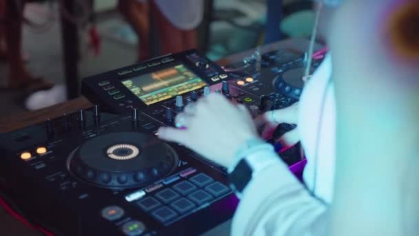 Ferme là. console de contrôle sonore DJ pour mixer de la musique de danse dans un club disco. Toucher les mains boutons curseurs, jouer de la musique électronique sur le pont de mélange, illumination des couleurs dans la soirée de danse de boîte de nuit. — Video