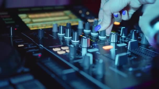 DJ hands control console sonore pour mixer de la musique en disco club. Fermez au ralenti. Doigts touches curseurs, lecture de musique électronique sur le pont. Spectacle de lumières de couleur dans une soirée dansante. — Video