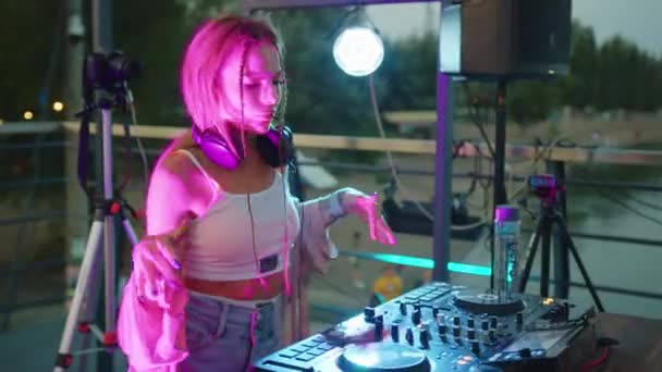 Krásná DJ žena hraje hudbu na okouzlující party oslavy tanec těší fantazie společenské události na sobě stylové módní tanec vystupování živě v klubu v noci 4k záběry. — Stock video