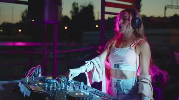 Krásná DJ žena hraje hudbu na okouzlující party oslavy tanec těší fantazie společenské události na sobě stylové módní tanec vystupování živě v klubu v noci 4k záběry. — Stock video