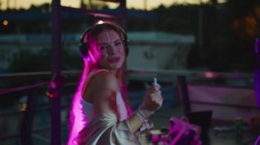 Cool DJ bir gece kulübünde çalışıyor, pikaplarda duruyor, bir dans müziği seti yaratıyor - gece hayatı konsepti 4k video..