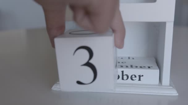 31 oktober, datum i kalendern. Handgjorda trä kuber med datum, dag månad halloween semester. — Stockvideo