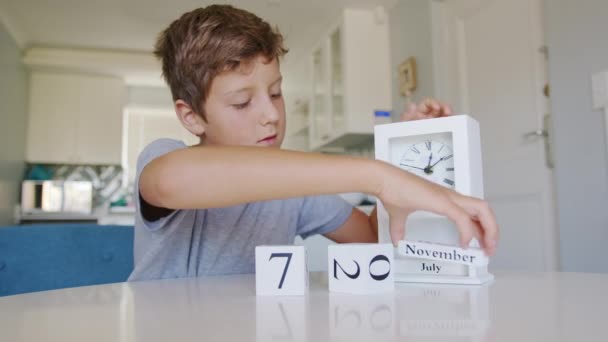 Boy flips Handmade wood cubes with date day 11 november, US Veterans Day. — Stock Video