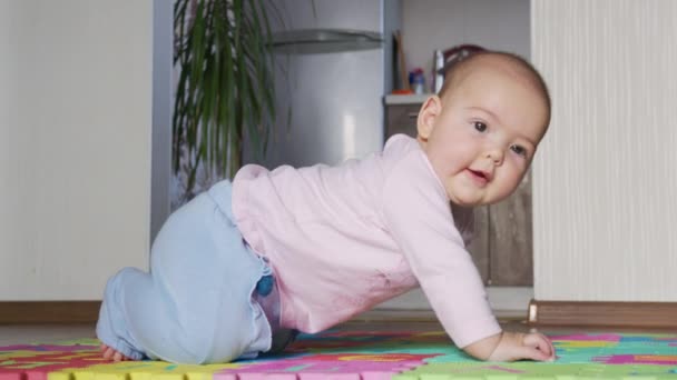 幸せな赤ちゃんが部屋を這う。乳児は家の中で家族と遊ぶ. — ストック動画