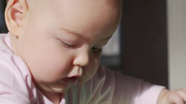 Retrato de menina bebê bonito rindo. Joyful adorável criança sorrindo com emoção positiva. — Vídeo de Stock