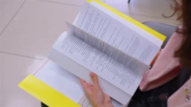 Eğitim, öğrenci yaşam tarzı ve ders konsepti. Kütüphane.