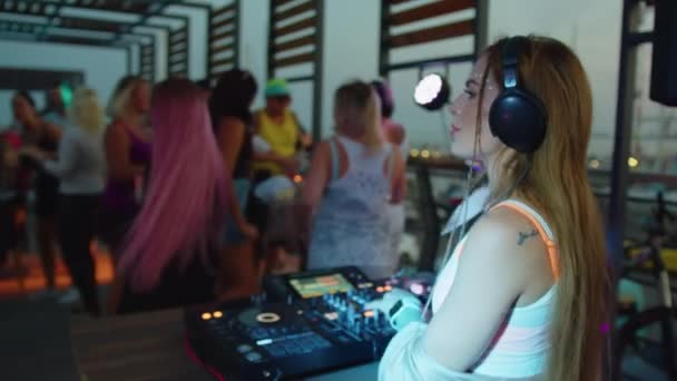 Vacker dj kvinna som spelar musik på glamorösa fest fest fest dans njuta av tjusig social händelse bär elegant mode dans utför live i klubben på natten 4k film. — Stockvideo