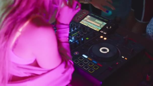 美丽的DJ女士在华丽的派对庆祝舞会上演奏音乐享受奢华的社交活动穿着时髦的时尚舞蹈在夜店现场表演4k镜头. — 图库视频影像