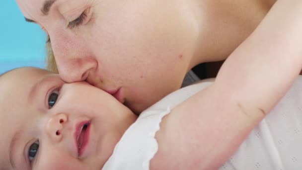 Gros plan mère embrasser doucement bébé profiter de maman aimante ludique prendre soin de tout-petit à la maison en partageant le lien avec son nouveau-né, garde d'enfants en bonne santé. — Video