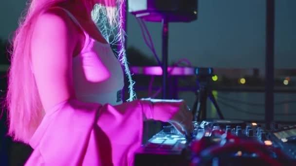 Όμορφη dj γυναίκα παίζει μουσική στο λαμπερό χορό γιορτή κόμμα απολαμβάνοντας φανταχτερό κοινωνικό γεγονός φορώντας κομψό χορό μόδας που παίζουν ζωντανά στο κλαμπ το βράδυ 4k πλάνα. — Αρχείο Βίντεο