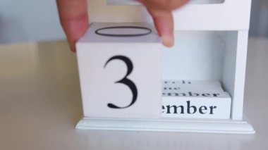 Tahta takvimdeki tarihi 31 Aralık 'ta değiştir. Mutlu yıllar..