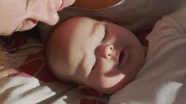 Annesinin bebeğini nazikçe öpmesi, annesini sevmesi, bebeğiyle ilgilenmesi, yeni doğmuş çocuğuyla olan bağını paylaşması, sağlıklı çocuk bakımı..
