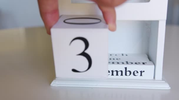 Changer la date sur le calendrier en bois le 31 décembre, Bonne année. — Video