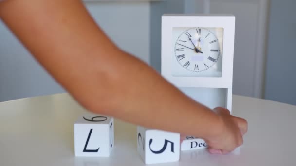 Cambiare la data sul calendario in legno il 31 dicembre, Felice anno nuovo. — Video Stock