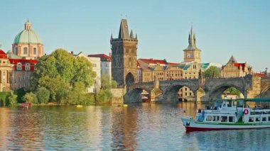 Prag Kalesi 'nin havadan görünüşü. Yukarıdan Prag, Vltava Nehri, Charles Köprüsü manzarası.