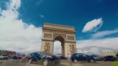 Zafer Takı 'nın önünde trafik vardı. Paris, Fransa. Zaman Uygulaması.