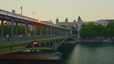 Paris, Fransa - 26.08.2025: Eyfel Kulesi 'nin arka planına karşı 6 numaralı metro hattı olan yaya köprüsü. En eski yeşil metro hattı, Paris 'te 6 numara. Zaman Uygulaması.
