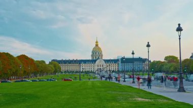 Paris 'in merkezindeki Les Invalides manzarası. Zaman Uygulaması.