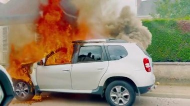 Hava yastığı patladığında yanan bir arabanın yanından geçiyordum. Yolda araba kazası..