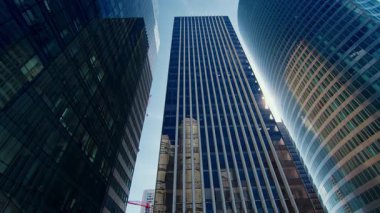 Finans Bölgesi 'ndeki Modern Ofis Mimarisi' ne bakıyorum. İş ve Finans Konsepti. Zaman Uygulaması.