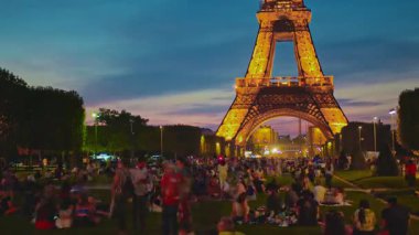 Paris, Fransa - 25.08.2025: Akşamları Eyfel Kulesi 'nde güzel bir ışık, gece şenlikli bir atmosfer yaratır. İnsanlar açılıp bu güzelliği görmeye geliyor. Zaman Uygulaması.
