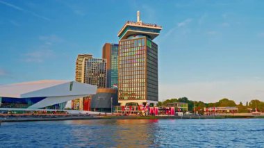 Amsterdam 'ın panoramik manzarasında Adam Gözcü Kulesi var. Kanaldan kulenin manzarası. Amsterdam, Hollanda.