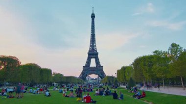 Paris, Fransa: Yaz aylarında Eyfel Kulesi ikonik simgelerinin zamanlaması.