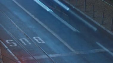 Trafikli gece yolu manzarası. Zaman Uygulaması.