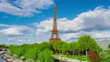 Paris, Fransa: Yaz aylarında Eyfel Kulesi ikonik simgelerinin zamanlaması.