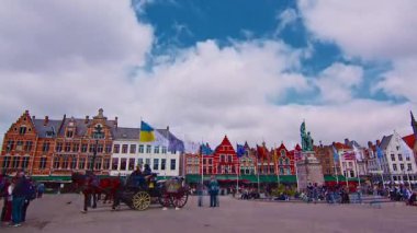 Bruges, Belçika - 15.09. 2025: Bruges sokakları. Brugge 'de mimarlık ve turizm. Renkli evler. Zaman ayarlı..